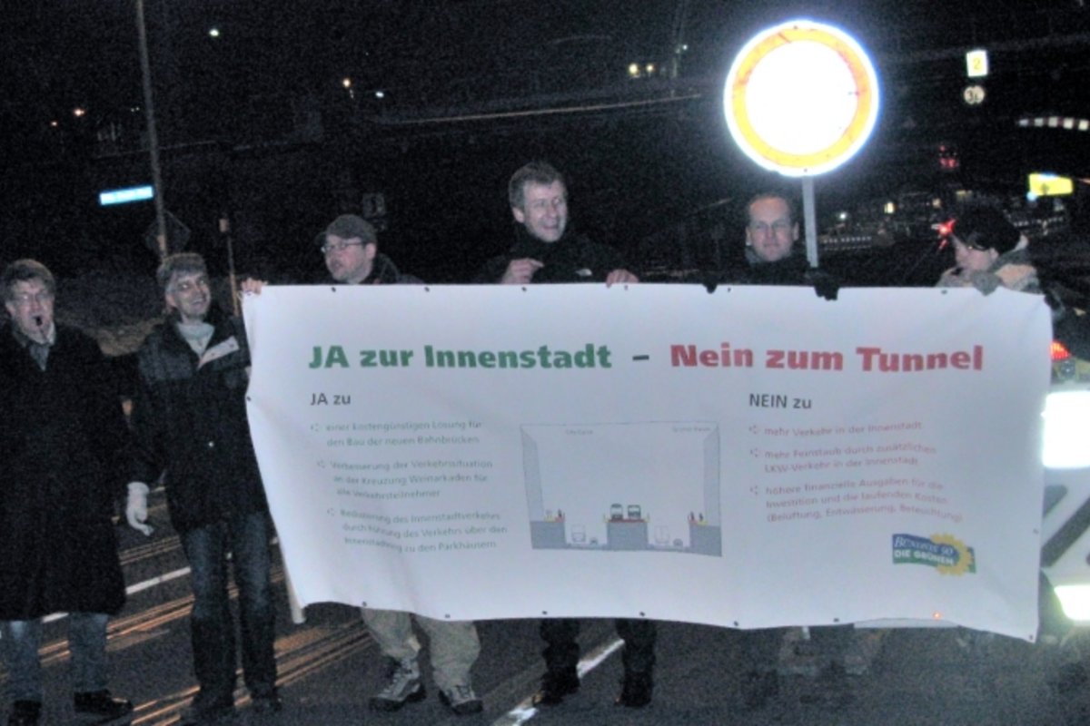 Flaschmob am 23. Januar 2014 vor den Bahnhofsbrücken "Ja zur Innenstadt, nein zum Tunnel.