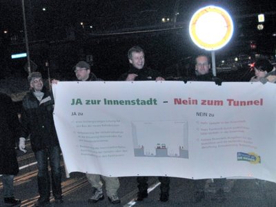 Flaschmob am 23. Januar 2014 vor den Bahnhofsbrücken "Ja zur Innenstadt, nein zum Tunnel.