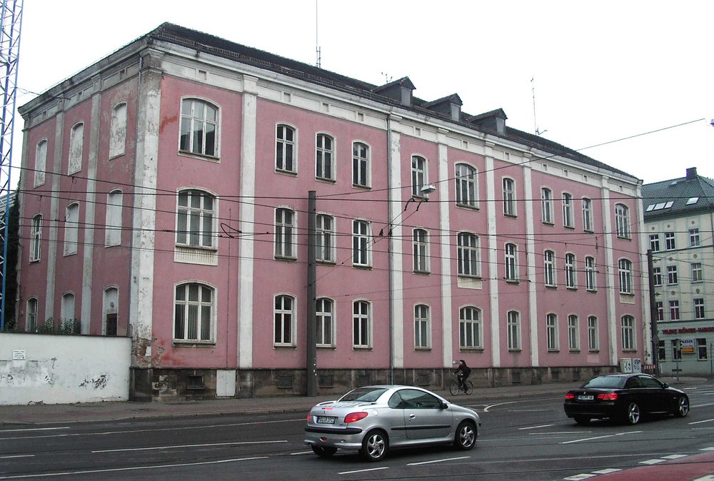 Feuerwache am Bahnhof Feuerwache Brandenburger Str./Reuter-Allee vom Taxistand aus gesehen.