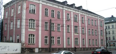 Feuerwache Brandenburger Str./Reuter-Allee vom Taxistand aus gesehen.