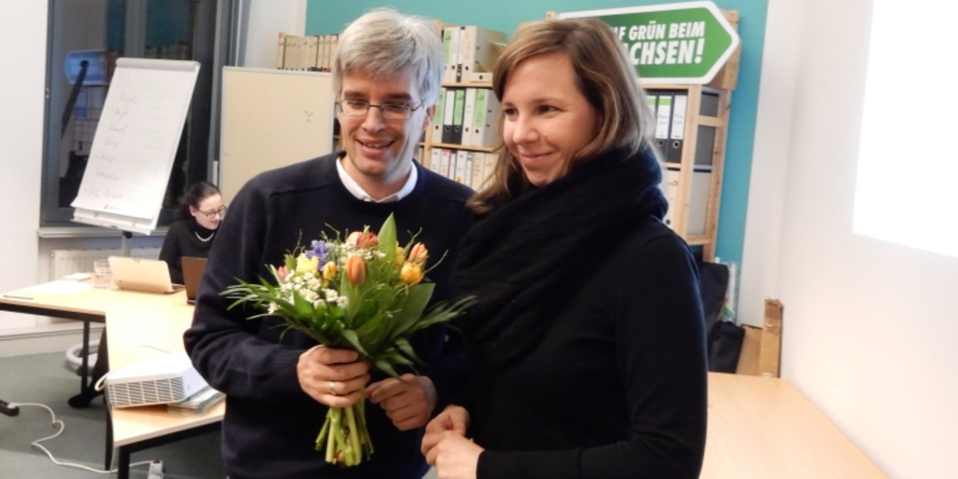 Olaf Meister und Vorstandsmitglied Petra Sperling mit Blumenstrauß.