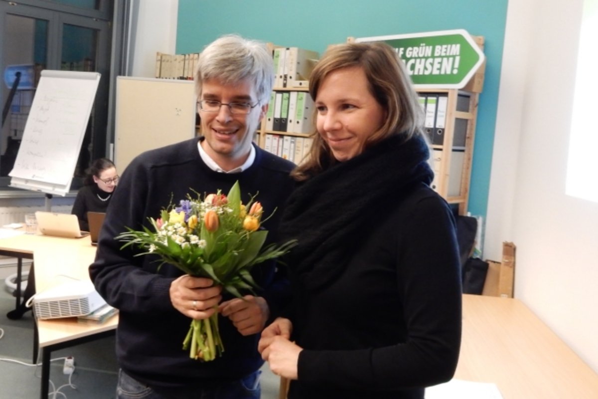 Olaf Meister und Vorstandsmitglied Petra Sperling mit Blumenstrauß.