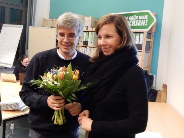 Olaf Meister und Vorstandsmitglied Petra Sperling mit Blumenstrauß.