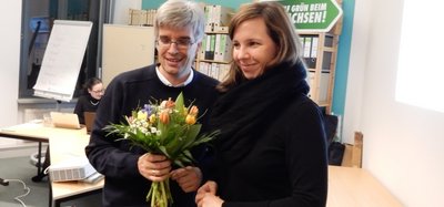 Olaf Meister und Vorstandsmitglied Petra Sperling mit Blumenstrauß.