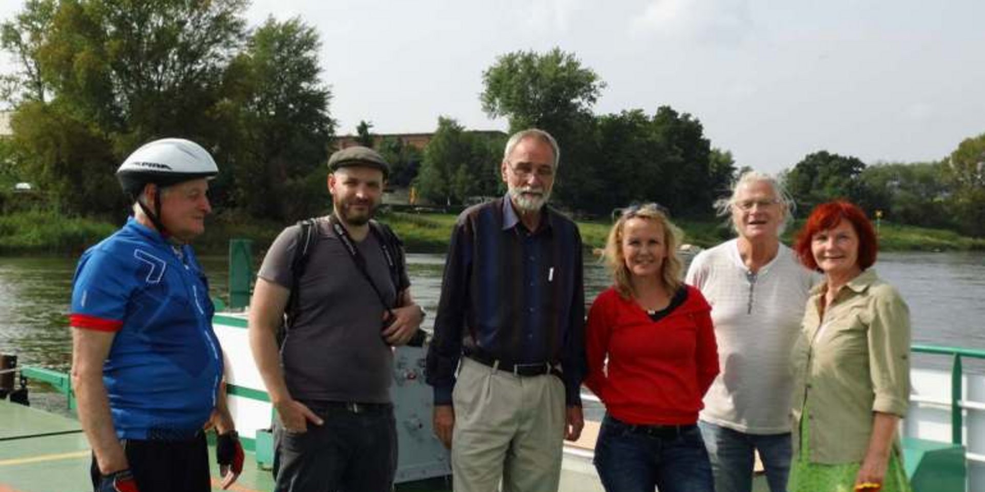 Radtourgruppe auf der Westerhüser Fähre.
