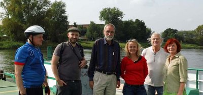 Radtourgruppe auf der Westerhüser Fähre.