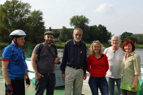 Radtourgruppe auf der Westerhüser Fähre.