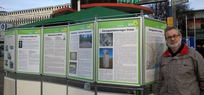 Wolfgang Wähnelt (Kreisvorstand) mit der Ausstellung zur Zwangsarbeit in Südost.