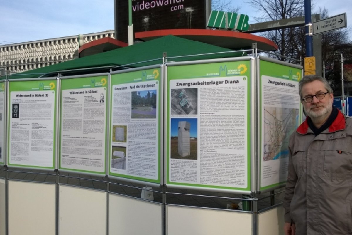 Wolfgang Wähnelt (Kreisvorstand) mit der Ausstellung zur Zwangsarbeit in Südost.