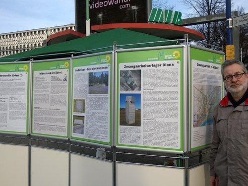 Wolfgang Wähnelt (Kreisvorstand) mit der Ausstellung zur Zwangsarbeit in Südost.