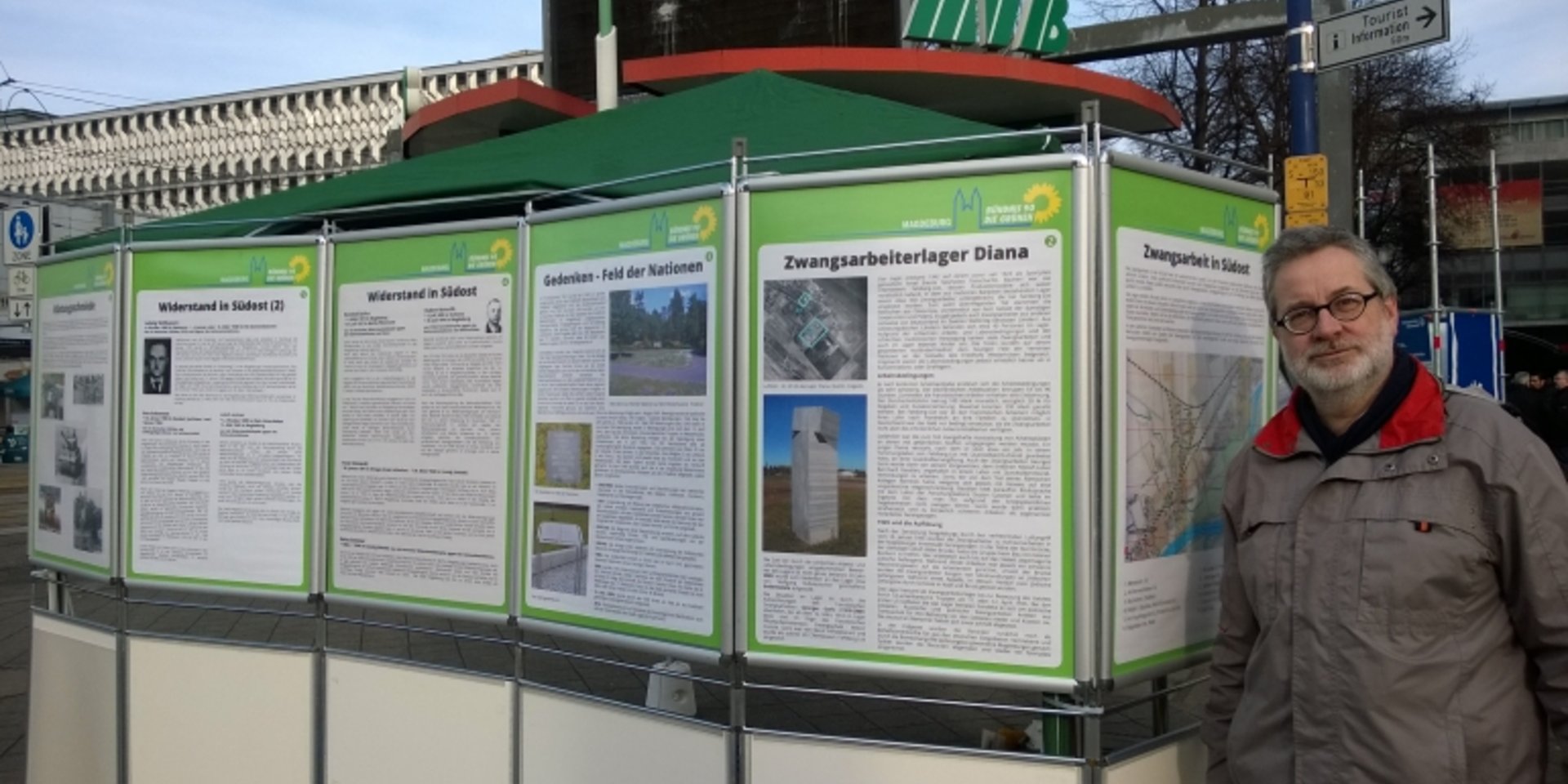 Wolfgang Wähnelt (Kreisvorstand) mit der Ausstellung zur Zwangsarbeit in Südost.