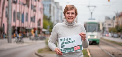 Kreisvorsitzende Thea-Helene Gieroska mit Forderung an der Haltestelle Leiterstraße vorm Hundertwasserhaus.