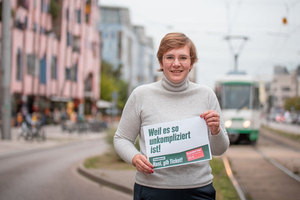 Kreisvorsitzende Thea-Helene Gieroska mit Forderung an der Haltestelle Leiterstraße vorm Hundertwasserhaus.