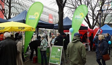 Grüner Stand auf der Meile der Demokratie.