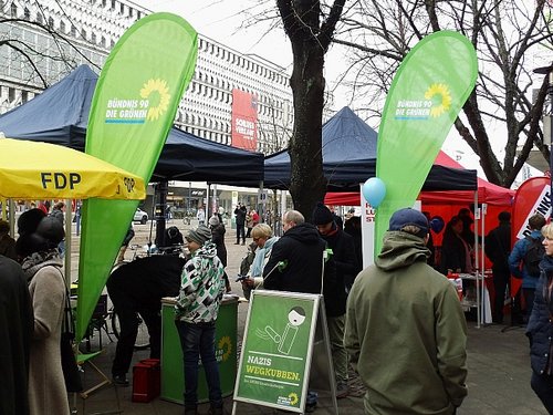 Grüner Stand auf der Meile der Demokratie.