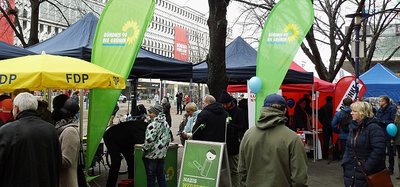 Grüner Stand auf der Meile der Demokratie.