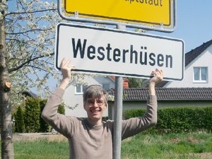 Olaf Meister mit dem Stadteilschild Westerhüsen.