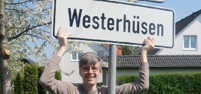 Olaf Meister mit dem Stadteilschild Westerhüsen.