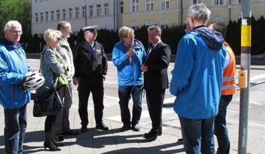 Enthüllung Trixie-Spiegel mit Jürgen Canehl und OB Lutz Trümper (Bildmitte).