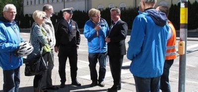 Enthüllung Trixie-Spiegel mit Jürgen Canehl und OB Lutz Trümper (Bildmitte).