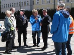 Enthüllung Trixie-Spiegel mit Jürgen Canehl und OB Lutz Trümper (Bildmitte).