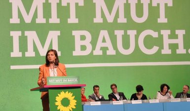Katrin Göring-Eckardt am Redepult der BDK am 17. Juni 2017. Im Hintergrund das Banner "Zukunft wird aus Mut gemacht".