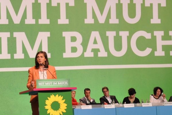 Katrin Göring-Eckardt am Redepult der BDK am 17. Juni 2017. Im Hintergrund das Banner "Zukunft wird aus Mut gemacht".