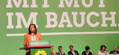 Katrin Göring-Eckardt am Redepult der BDK am 17. Juni 2017. Im Hintergrund das Banner "Zukunft wird aus Mut gemacht".