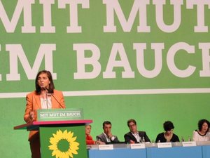 Katrin Göring-Eckardt am Redepult der BDK am 17. Juni 2017. Im Hintergrund das Banner "Zukunft wird aus Mut gemacht".