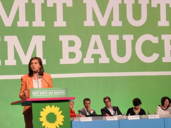 Katrin Göring-Eckardt am Redepult der BDK am 17. Juni 2017. Im Hintergrund das Banner "Zukunft wird aus Mut gemacht".