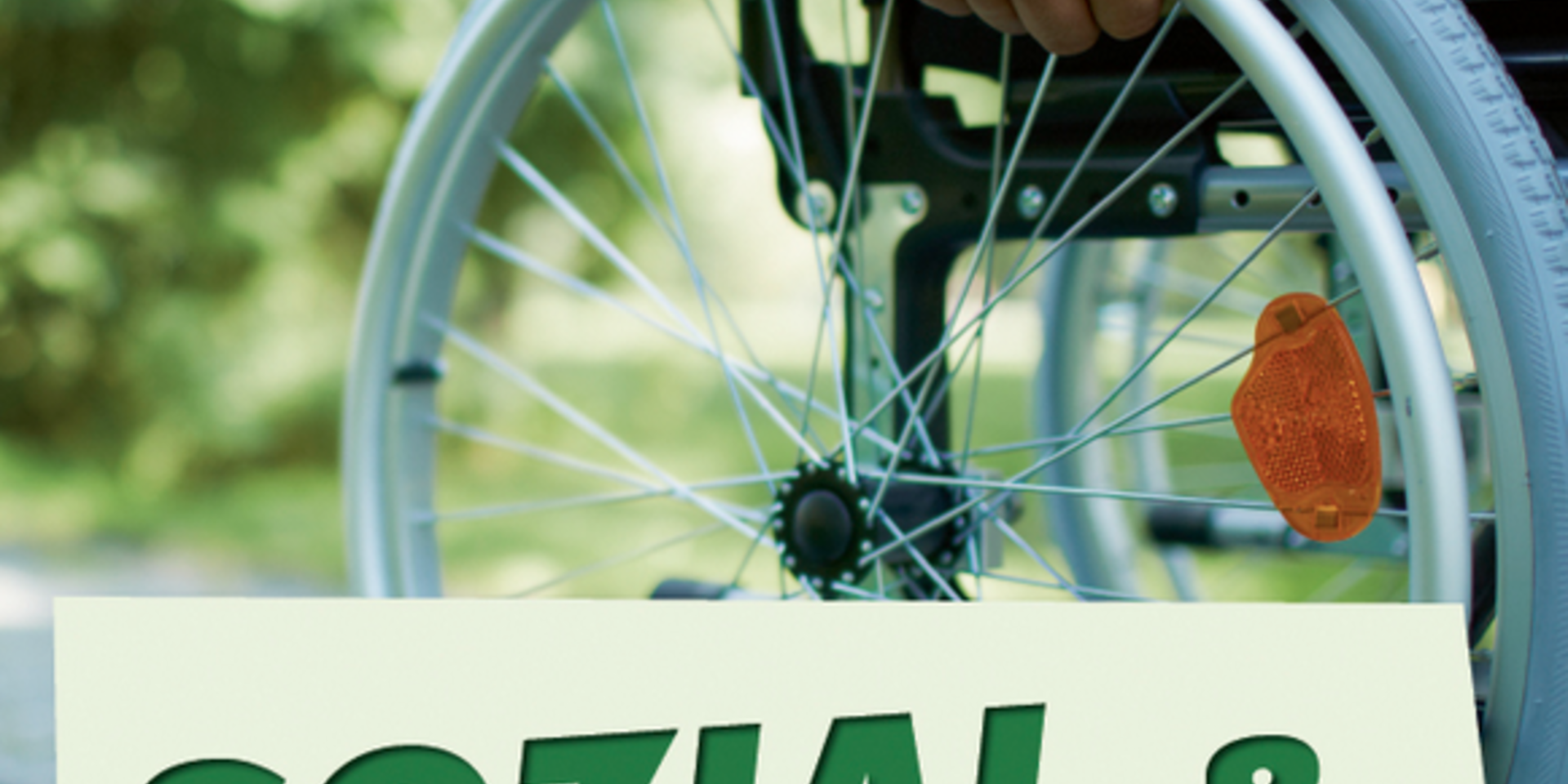 Rollstuhlfahrer Hand am Rollstuhlrad und Slogan "Sozial & Gerecht".