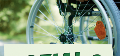 Rollstuhlfahrer Hand am Rollstuhlrad und Slogan "Sozial & Gerecht".