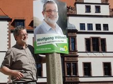 Wolfgang Wähnelt beim Plakataufhängen in der Altstadt.