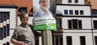 Wolfgang Wähnelt beim Plakataufhängen in der Altstadt.