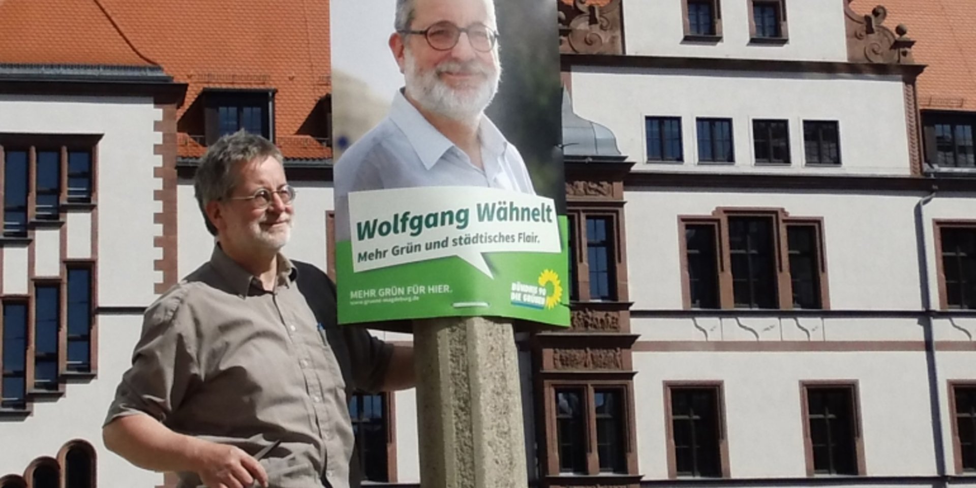 Wolfgang Wähnelt beim Plakataufhängen in der Altstadt.
