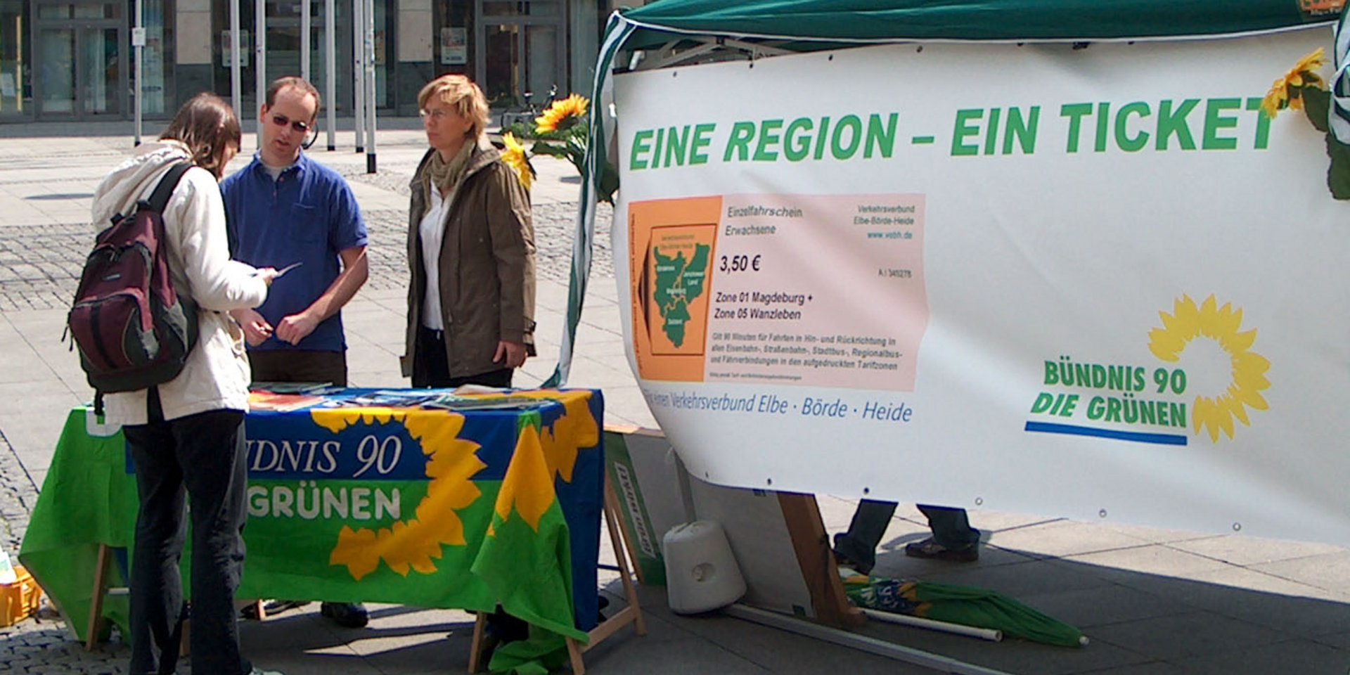 Fahrgast beim Eintauschen des Gutscheins am Stand auf dem Bahnhofsvorplatz.