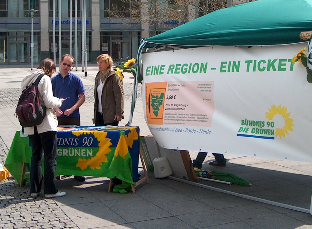 Fahrgast beim Eintauschen des Gutscheins am Stand auf dem Bahnhofsvorplatz.