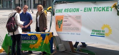 Fahrgast beim Eintauschen des Gutscheins am Stand auf dem Bahnhofsvorplatz.