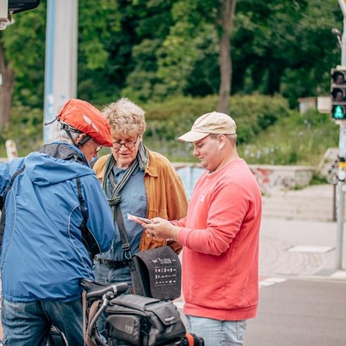 Das Eis wird an Radfahrerinnen und Radfahrer verteilt.