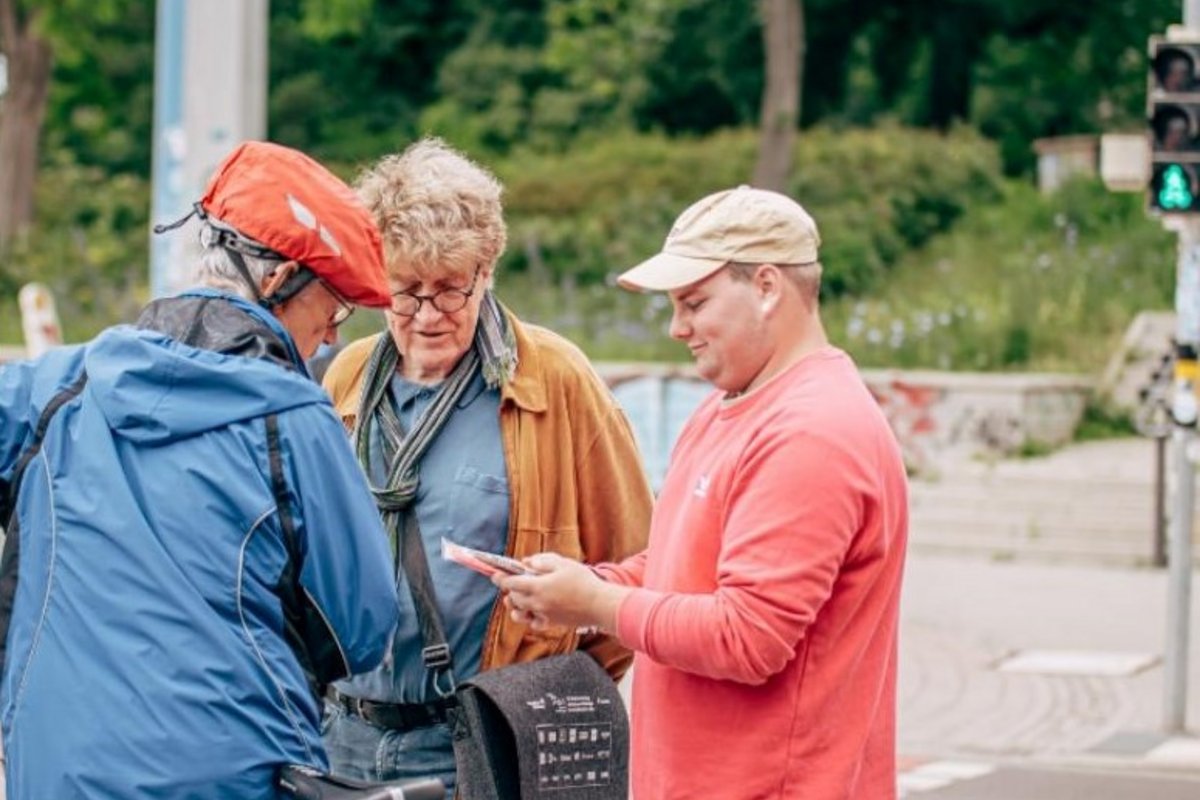 Das Eis wird an Radfahrerinnen und Radfahrer verteilt.