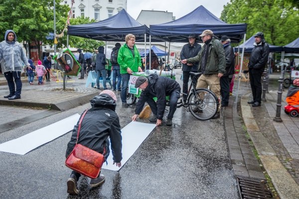 Aktion - Zebrastreifen wird in der Arndstraße, Nähe Lessingplatz geklebt.