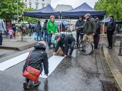 Aktion - Zebrastreifen wird in der Arndstraße, Nähe Lessingplatz geklebt.