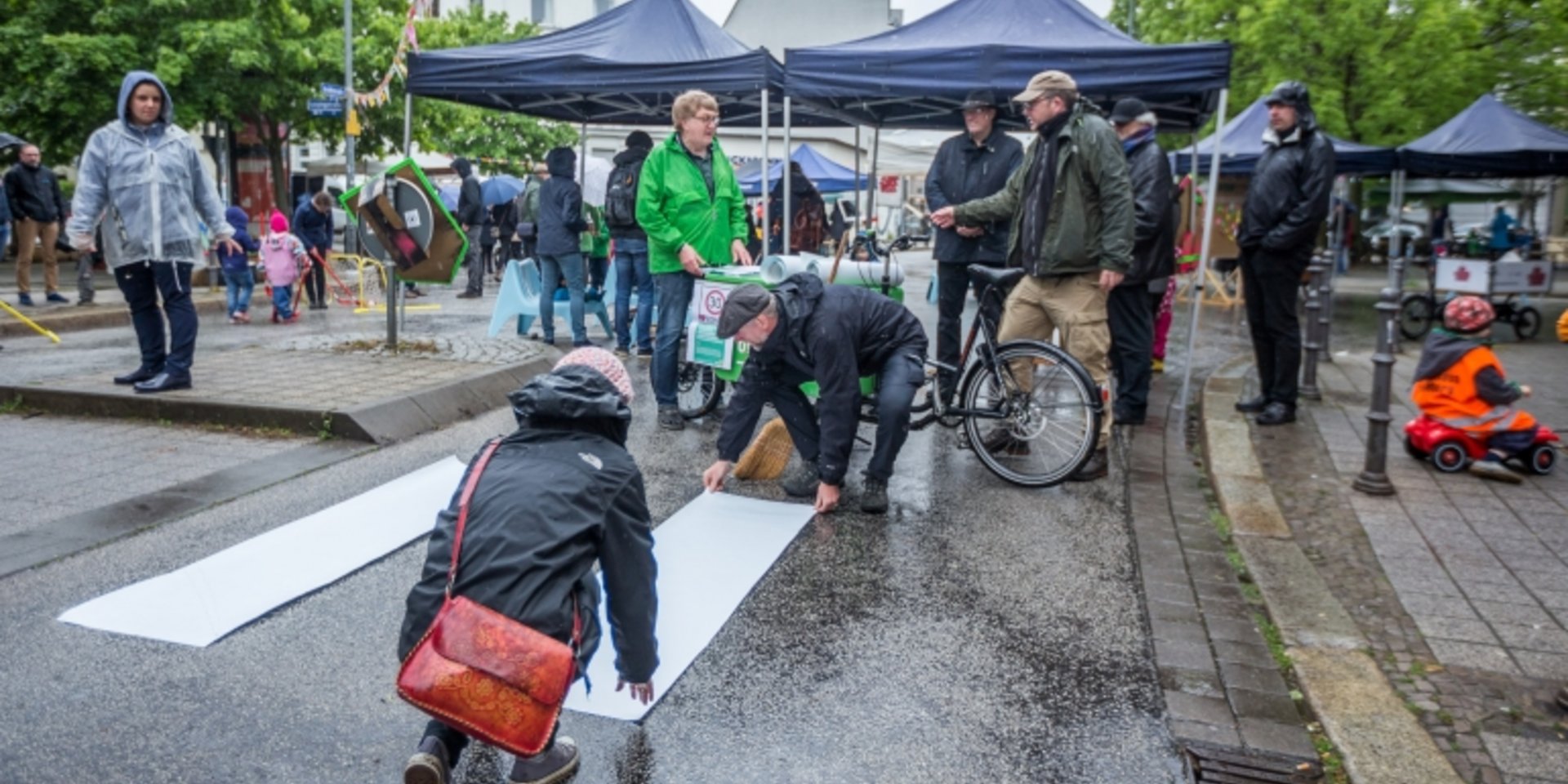 Aktion - Zebrastreifen wird in der Arndstraße, Nähe Lessingplatz geklebt.