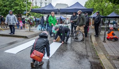 Aktion - Zebrastreifen wird in der Arndstraße, Nähe Lessingplatz geklebt.