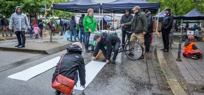 Aktion - Zebrastreifen wird in der Arndstraße, Nähe Lessingplatz geklebt.