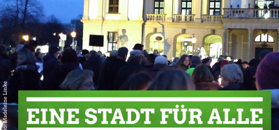 Menschen auf dem Alten Markt im Hintergrund das Rathaus und im Vordergrund der Schriftzug "Eine Stadt für Alle".