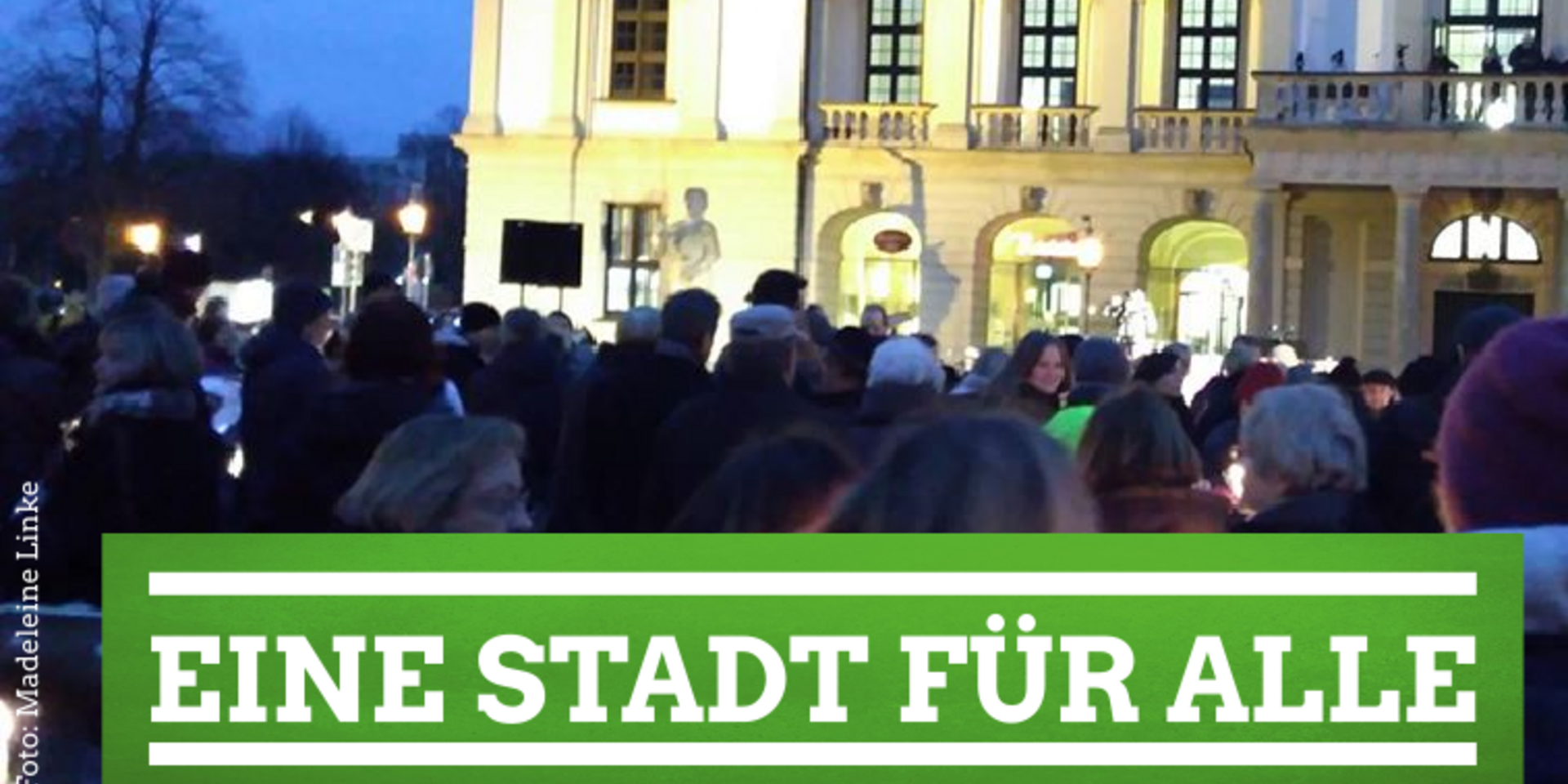 Menschen auf dem Alten Markt im Hintergrund das Rathaus und im Vordergrund der Schriftzug "Eine Stadt für Alle".