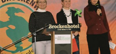 Aktion "Der Brocken ist bunt" mit den grünen Bundestagsabgeordneten Undine Kurth, Viola von Cramon und Katrin Göring-Eckardt.