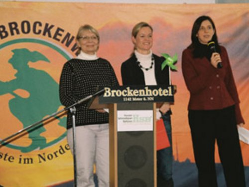 Aktion "Der Brocken ist bunt" mit den grünen Bundestagsabgeordneten Undine Kurth, Viola von Cramon und Katrin Göring-Eckardt.