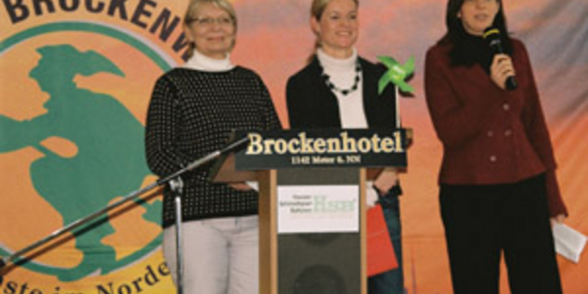 Aktion "Der Brocken ist bunt" mit den grünen Bundestagsabgeordneten Undine Kurth, Viola von Cramon und Katrin Göring-Eckardt.